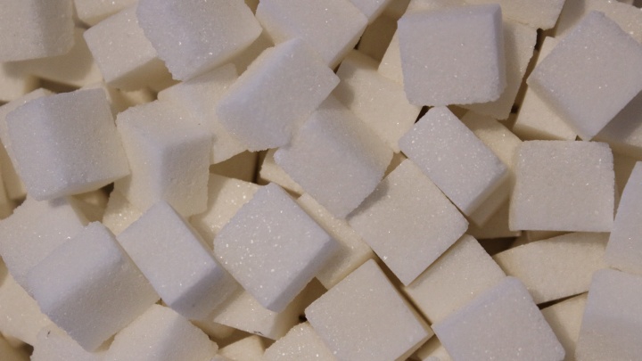 Эксперты рассказали, почему не стоит в срочном порядке скупать сахар в магазинах
