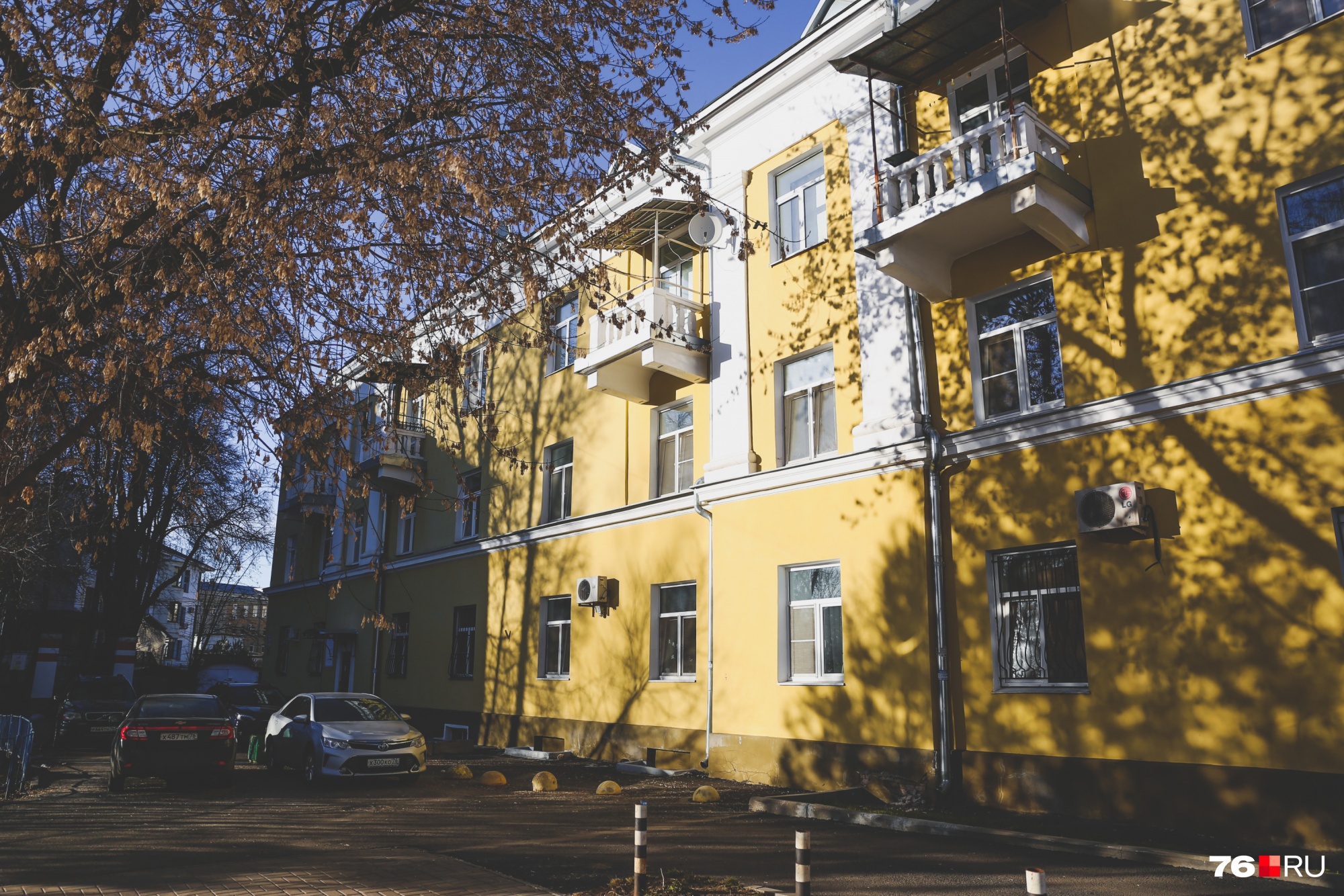 Этот ярко-желтый жилой дом находится неподалеку от предыдущего, он тоже стоит на улице Максимова