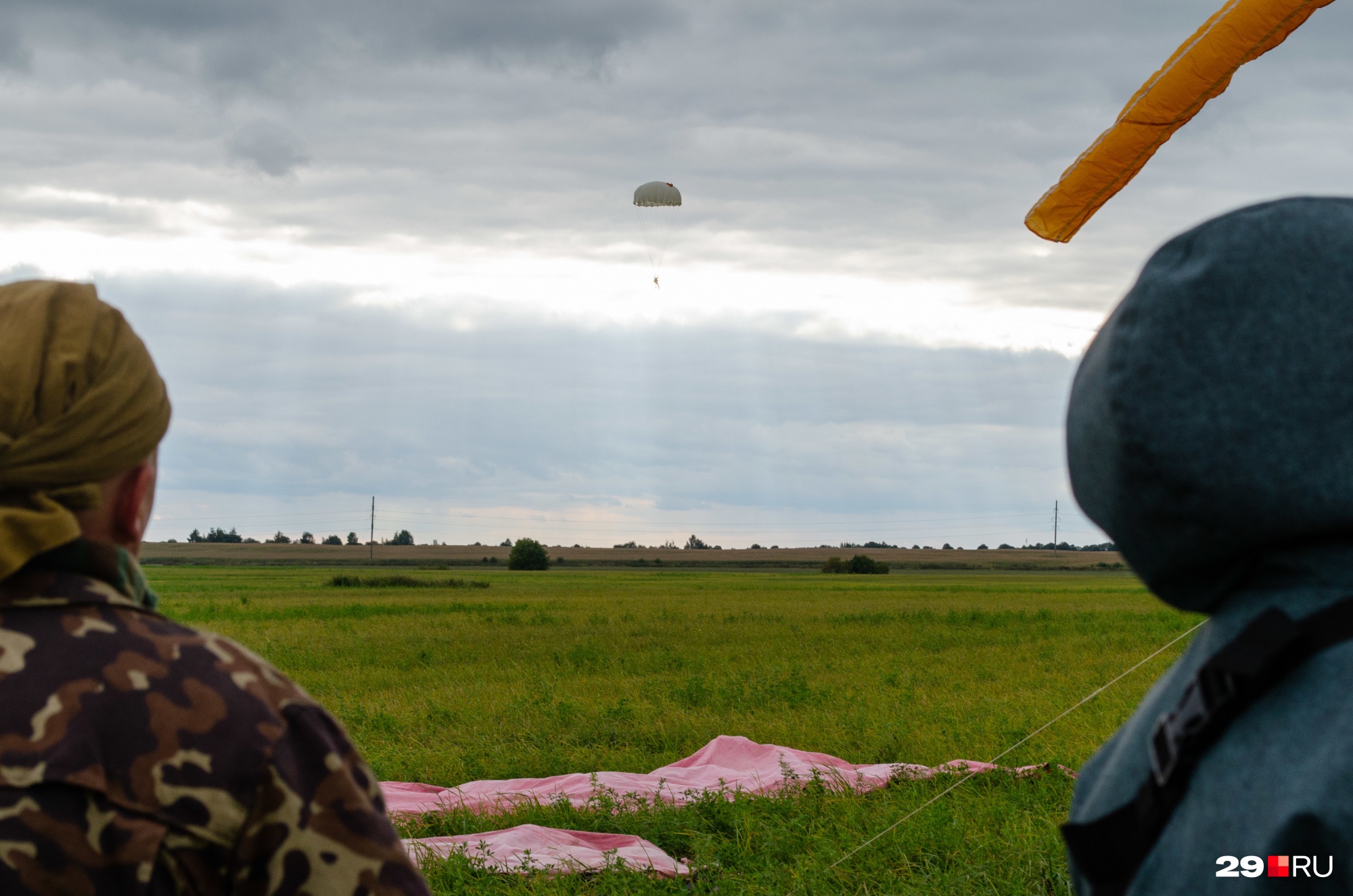 На земле парашютистов встречают сотрудники аэроклуба