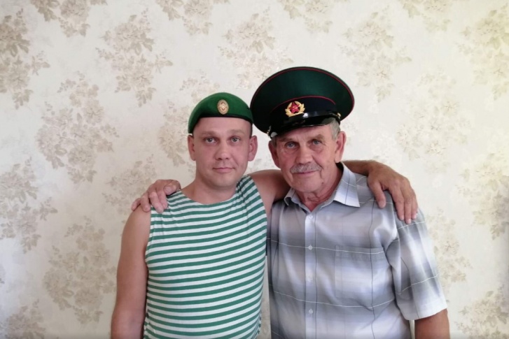 На этом фото отец с сыном: Александр и Юрий Черняк