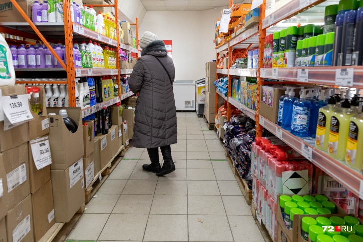 В магазине обилие различных продуктов, но и без пустых полок не обходится В магазине обилие различных продуктов, но и без пустых полок не обходится