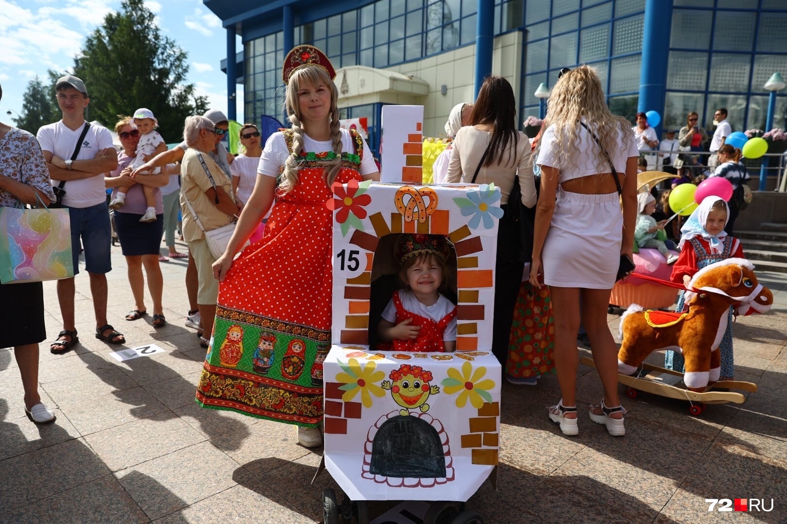 Вот это да! Смотрите, настоящая русская печка. Словно герои доброй сказки оказались в Тюмени в праздничный день Вот это да! Смотрите, настоящая русская печка. Словно герои доброй сказки оказались в Тюмени в праздничный день