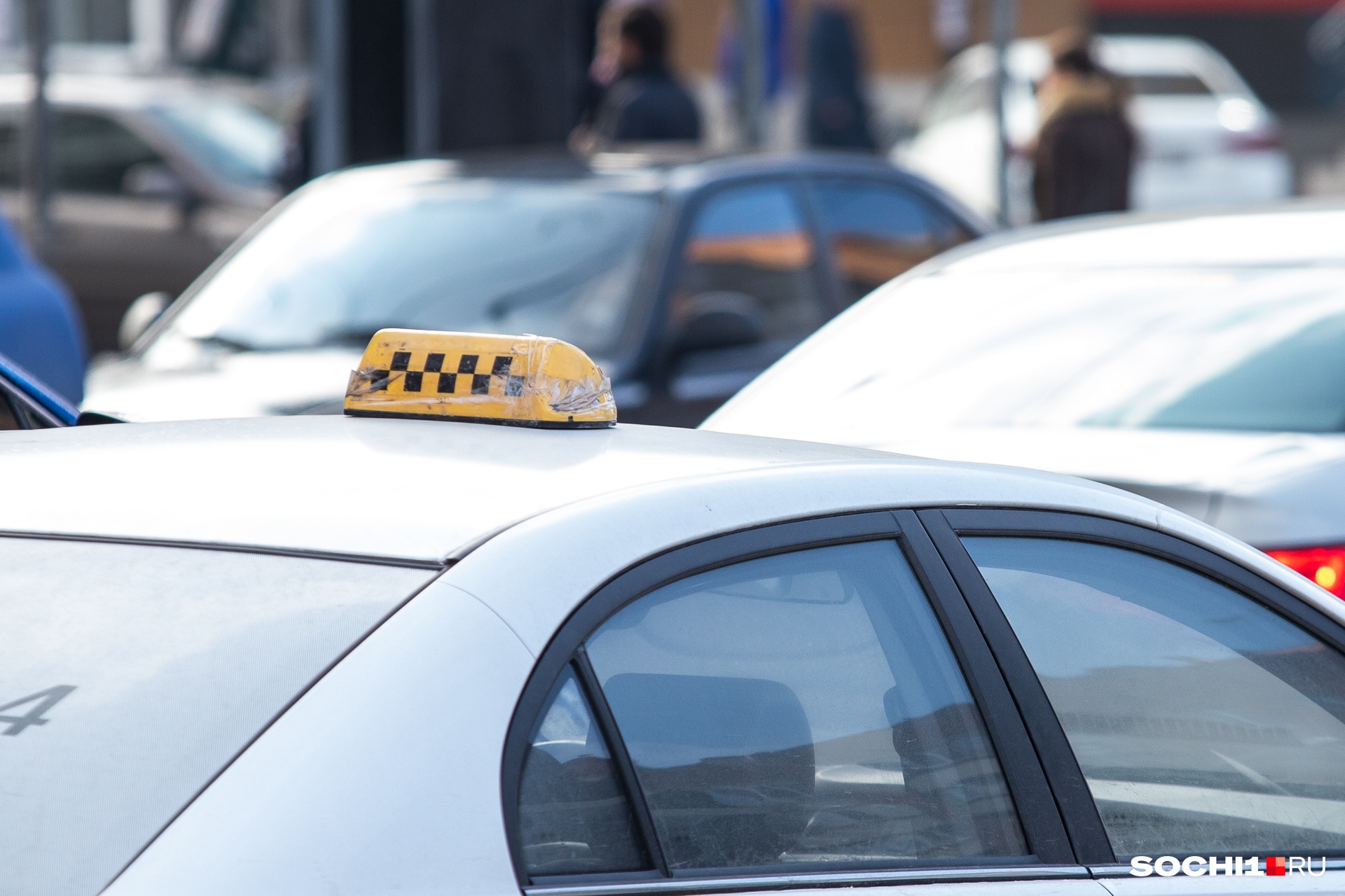 Сочинские таксисты в основном люди приезжие, хотят заработать за сезон