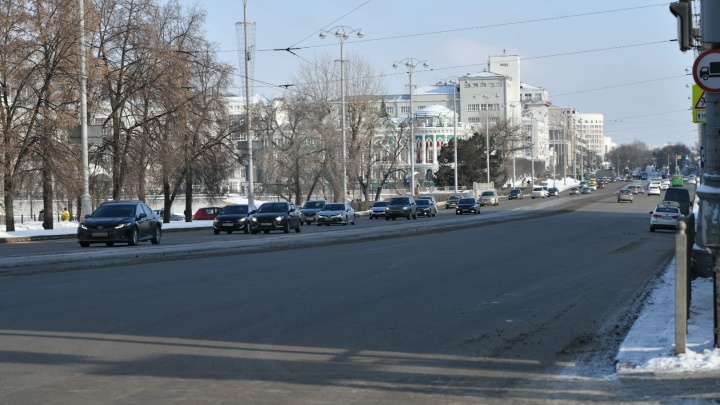 В Екатеринбурге исчезли пробки. Вместе с дорогами опустели и кошельки уральских таксистов