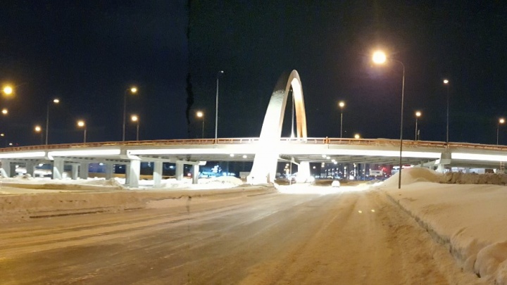 Транспортная развязка на въезде в Сургут обрела новую подсветку. Работы завершили на полгода раньше срока