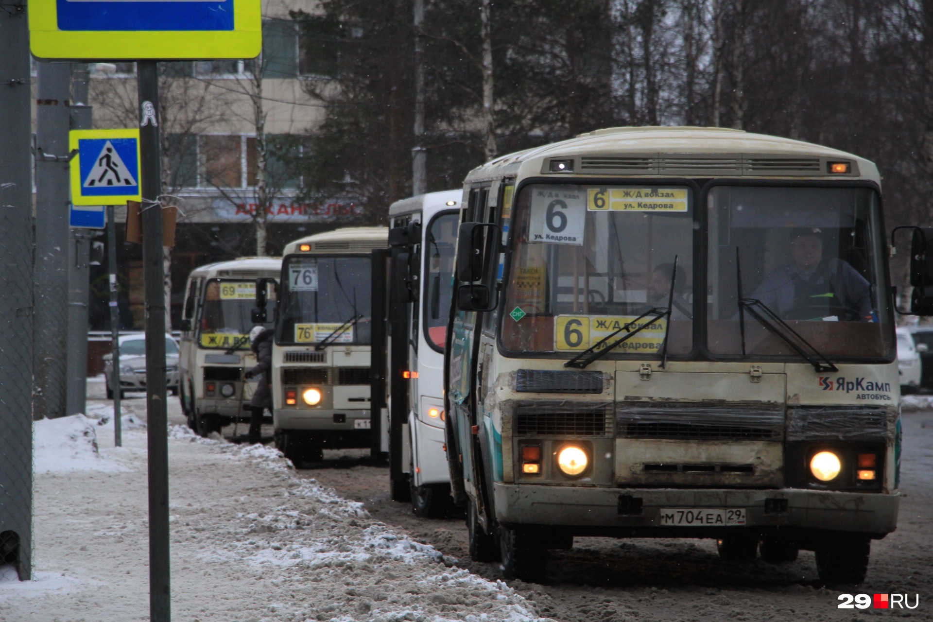 Пассажиров возят старые автобусы, которые уже давно пора сменить
