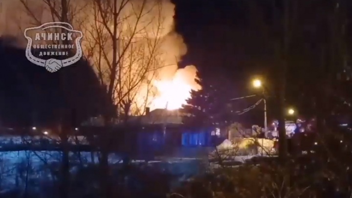 В Ачинске из-за неосторожного обращения с огнем сгорел жилой дом. Есть погибший