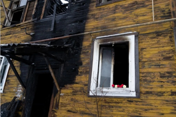Арестовали подозреваемого в поджоге жилого дома в Маймаксе. В пожаре погибли люди