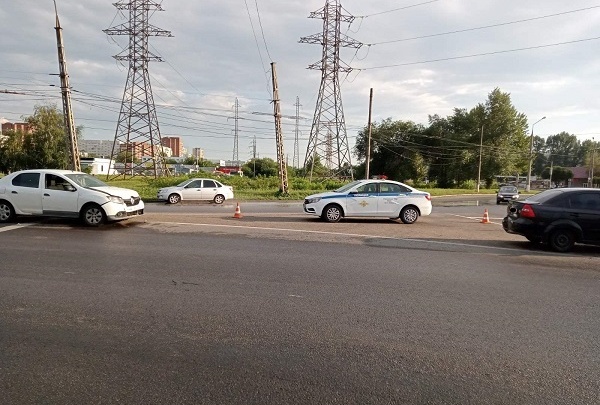 В Тольятти на Южном шоссе столкнулись иномарки Renault и Chevrolet