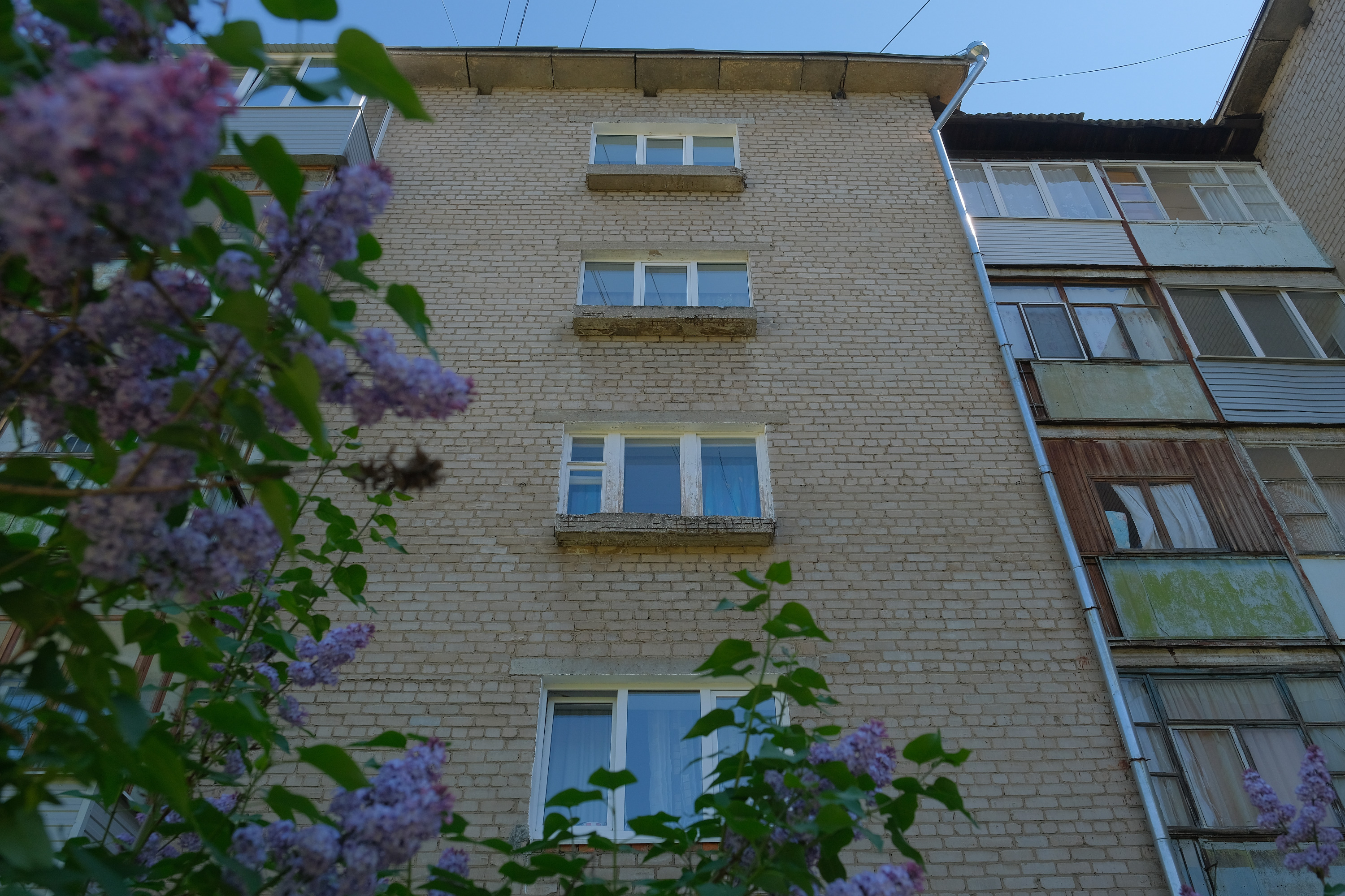 На хрущевках в Мотовилихе встречаются балконы между зданиями