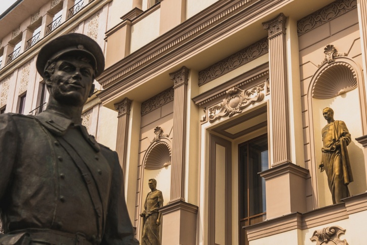 Долгое время красота здания была скрыта за лесами Долгое время красота здания была скрыта за лесами