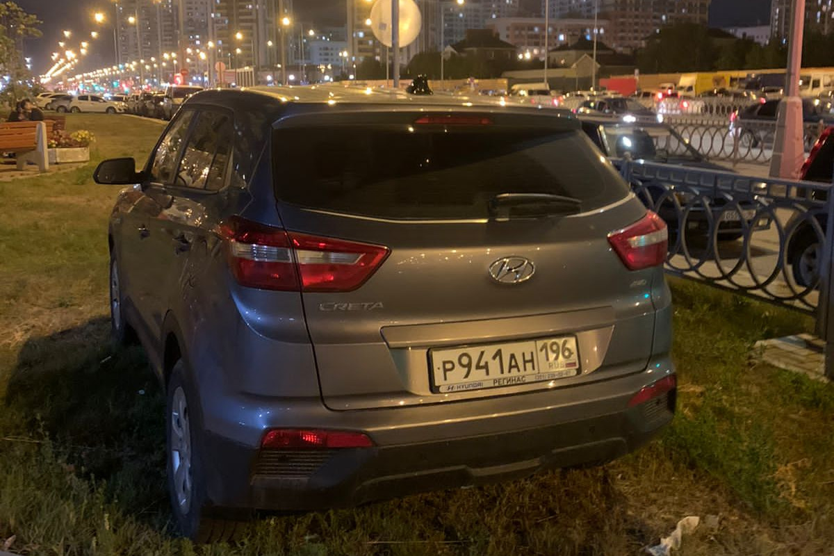 Понаехали и загадили Академ: екатеринбуржцы превратили газоны нового района в парковки