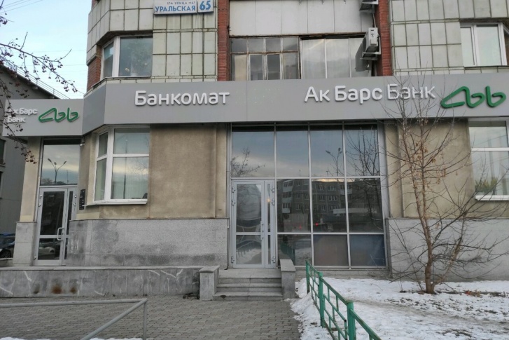 В отделении банка грабитель сделал несколько выстрелов В отделении банка грабитель сделал несколько выстрелов