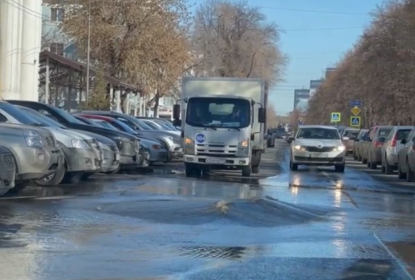 Мужчина два часа регулировал движение на месте коммунального ЧП возле правительства Челябинской области