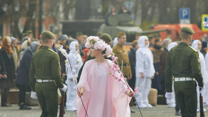 У весны и победы женское лицо: самые красивые и нежные кадры с парада в Ярославле