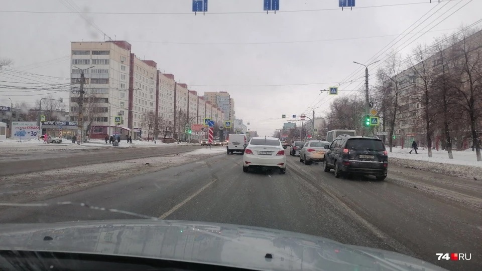 Комсомольский проспект тоже посыпали солью, и какое-то время автомобилистам пришлось ехать по снежной грязной каше