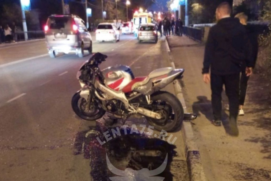Мотоциклист попал в больницу после ДТП в Чите