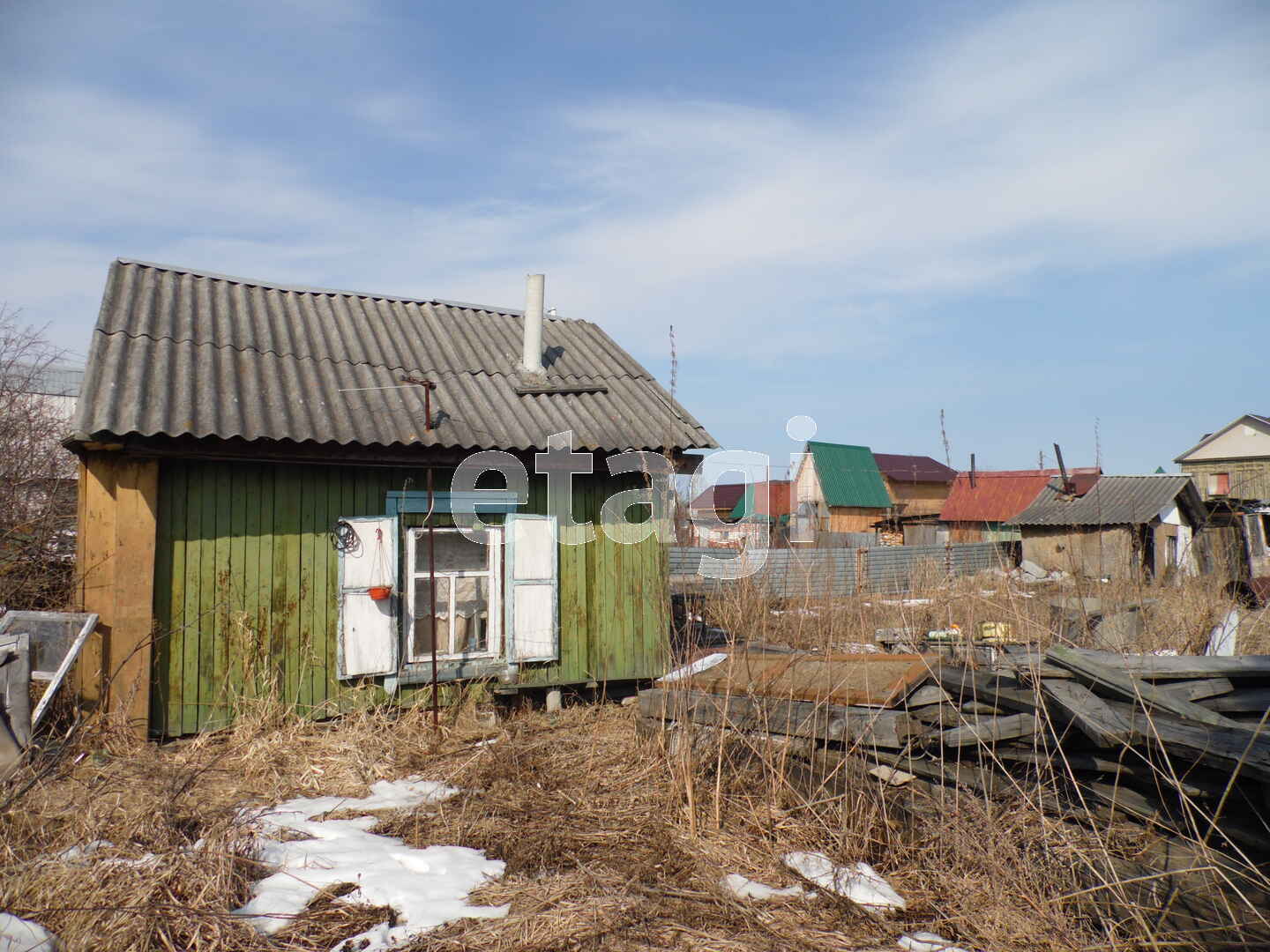 За 355 тысяч рублей можно купить крохотный домик на Салаирском тракте в СНТ «Сирень». Там есть баня, сарай и деревья. Есть электричество, но нет тепла и воды. До Тюмени отсюда ехать 15 минут