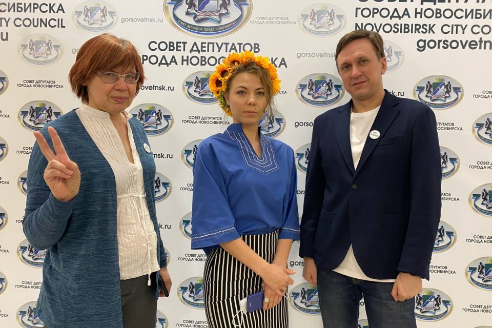 На фото — независимые депутаты от коалиции, Хельга Пирогова — в центре На фото — независимые депутаты от коалиции, Хельга Пирогова — в центре