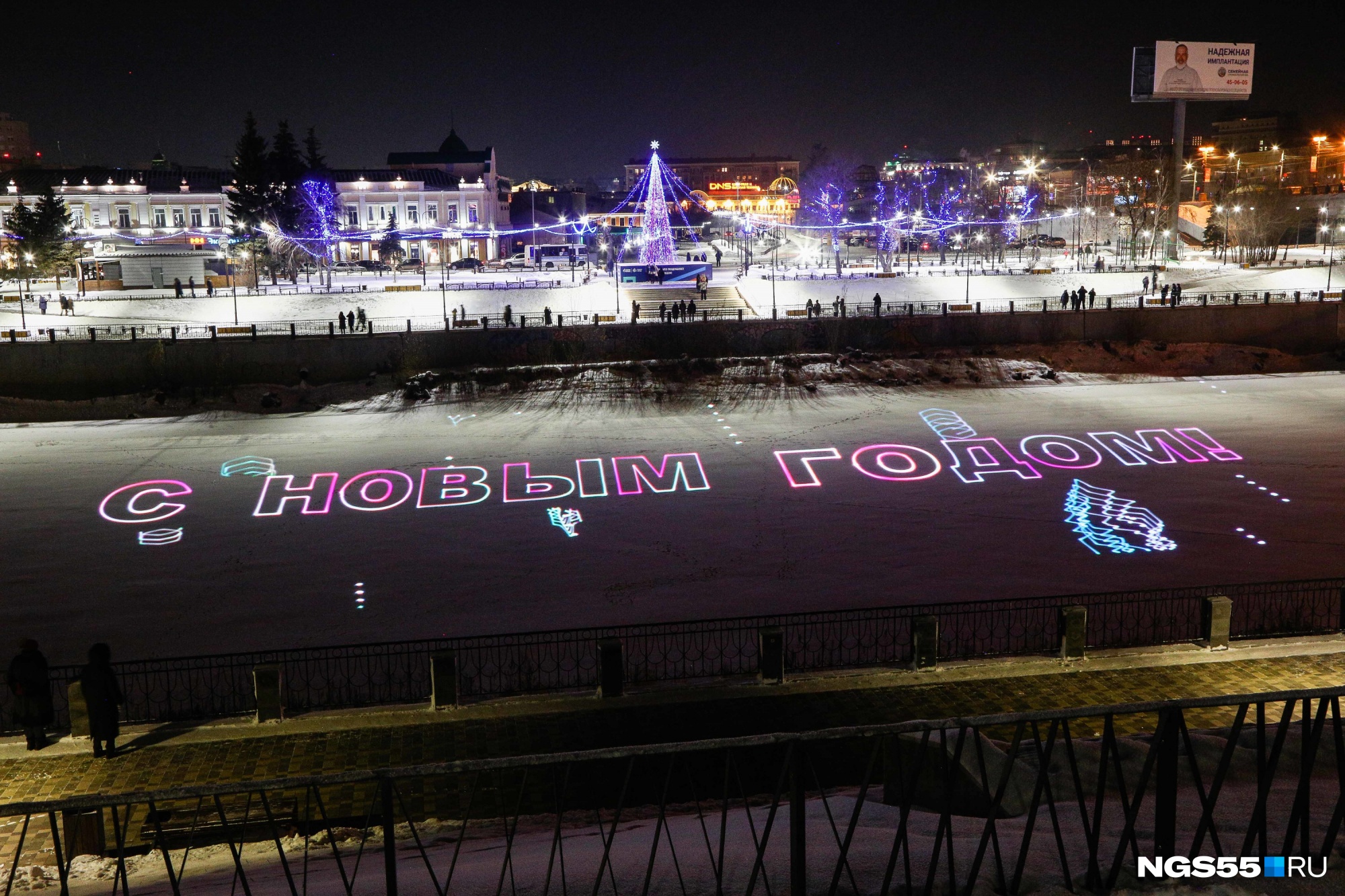 Лазерная открытка, двухметровый Путин и конь-олень: как встретили Новый год в Омске