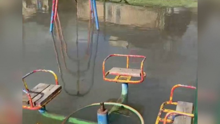 Подводные качели. В Краснодаре решили перенести детскую площадку, которую топит водой