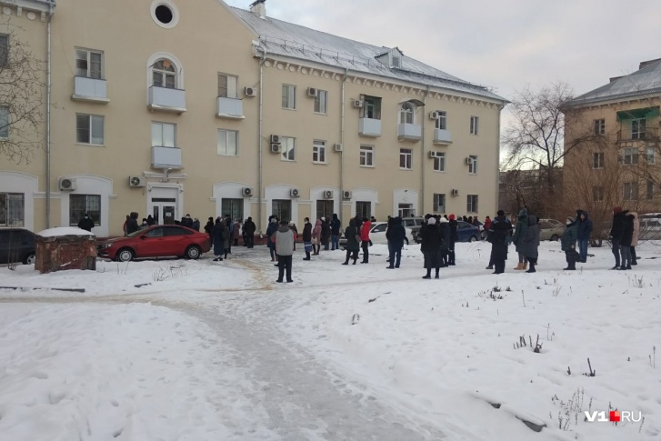 Очереди в поликлиниках по всей стране. Эта — в Волгограде 10 февраля. Люди занимали места еще до открытия, чтобы сдать ПЦР-тест, а потом — на прием к участковому
