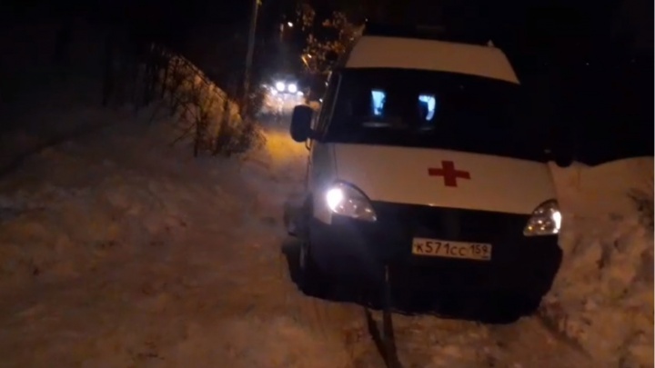 «Вызвали МЧС, доставали трактором»: в Мотовилихе из-за снега застряли скорая и реанимация
