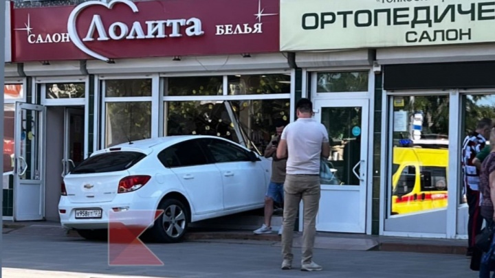 В Краснодаре на улице Селезнева 76-летний водитель въехал в магазин белья