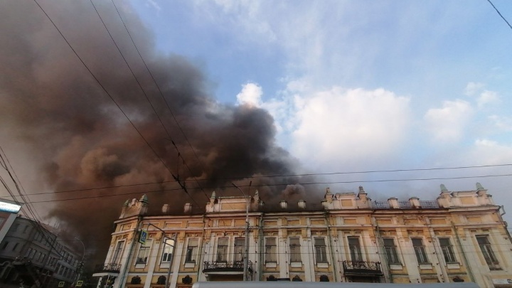 В Иркутске горело старое здание ТЮЗа: подробности с места