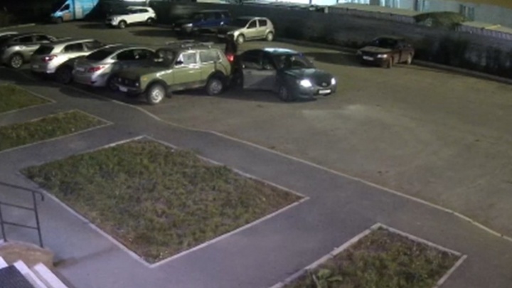 В Уфе неизвестные слили бензин у припаркованных возле дома машин. Видео