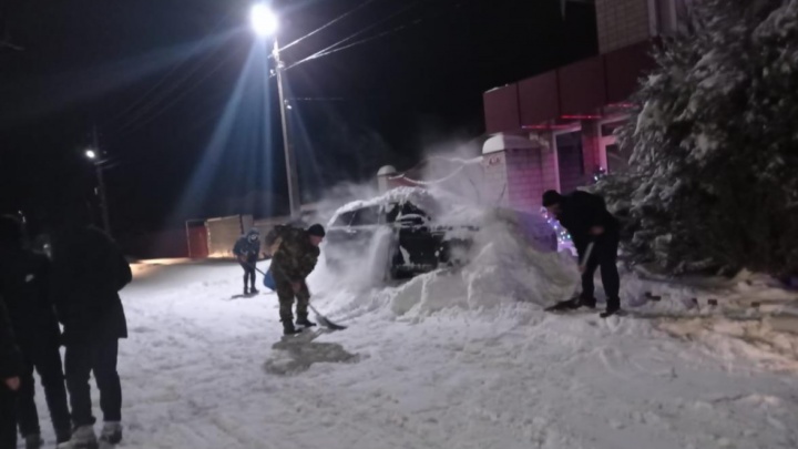 За нечищенные дороги: жители поселка в Ростовской области засыпали снегом вход в администрацию