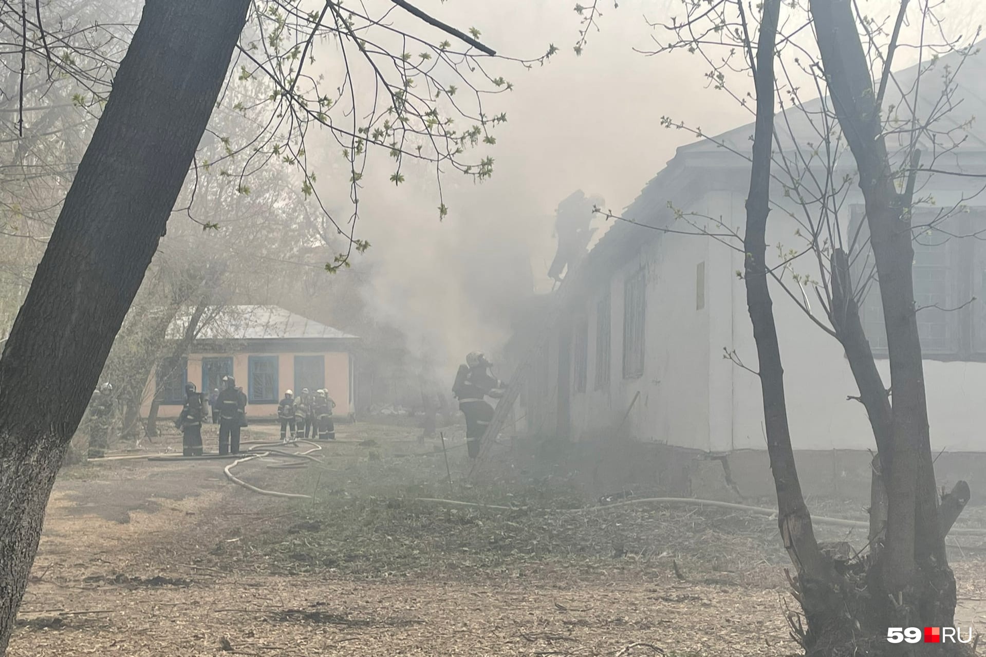 Видно, что у корпуса дымится крыша Видно, что у корпуса дымится крыша