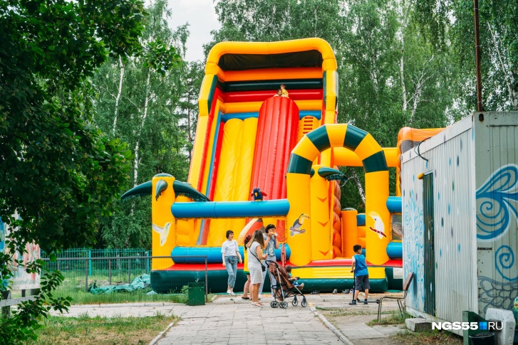 Казанцам предложили пользоваться детскими игровыми аттракционами и батутами в парках