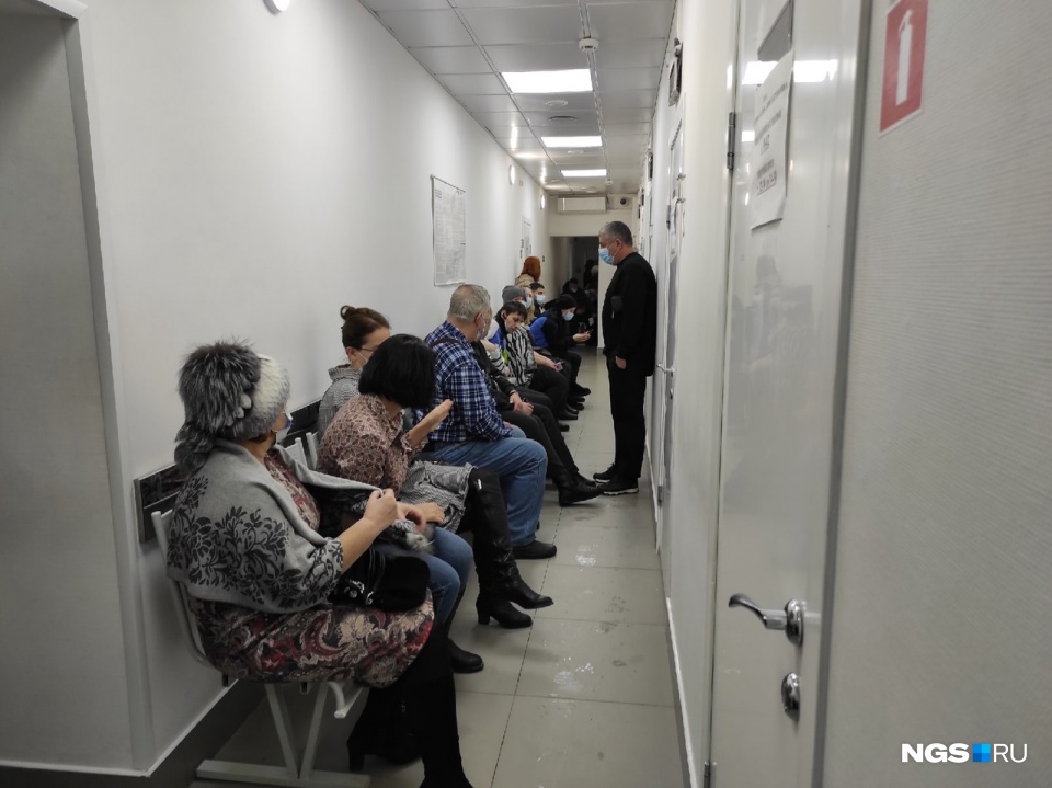 К терапевтам в поликлиниках — огромные очереди. А потом у врачей — вызовы. Они заканчивают работать чуть ли не в полночь К терапевтам в поликлиниках — огромные очереди. А потом у врачей — вызовы. Они заканчивают работать чуть ли не в полночь