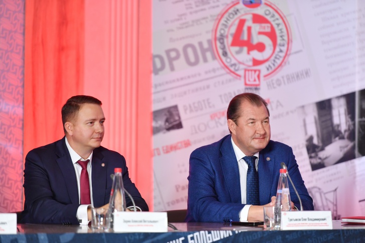 С праздником профсоюз поздравил представитель президента Компании «ЛУКОЙЛ» в регионе Олег Третьяков (справа) С праздником профсоюз поздравил представитель президента Компании «ЛУКОЙЛ» в регионе Олег Третьяков (справа)
