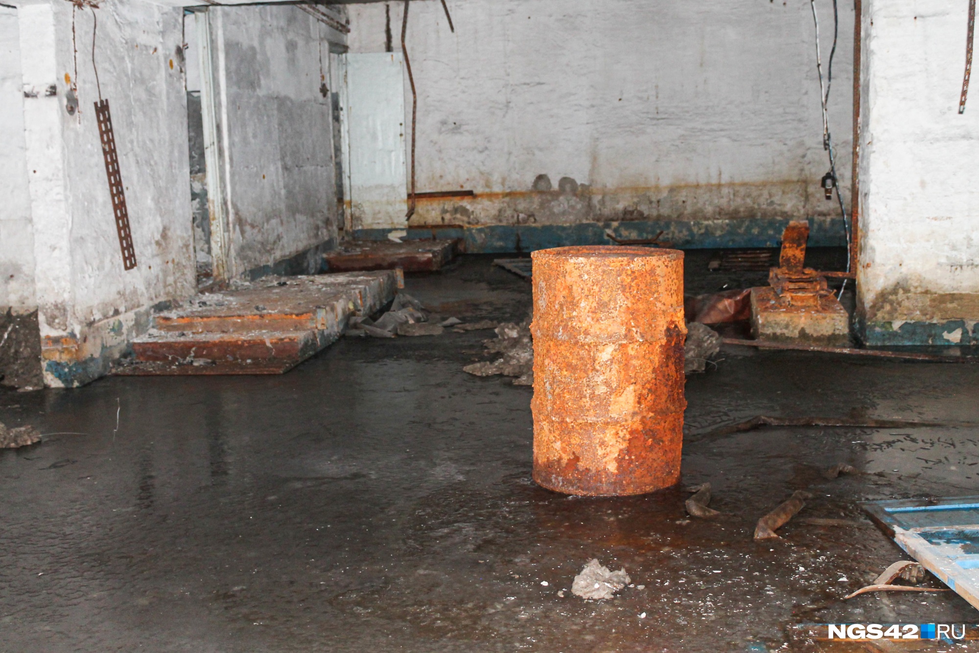 Подвалы подземелий бывшего завода всегда покрыты льдом 