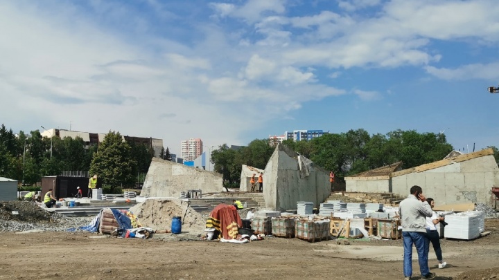 В Кемерове начали установку стелы «Город трудовой доблести». Для этого понадобился промышленный кран
