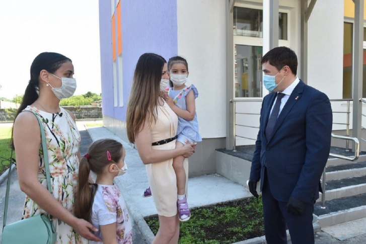 Губернатор Прикамья Дмитрий Махонин в День матери опубликовал фото с жительницами региона