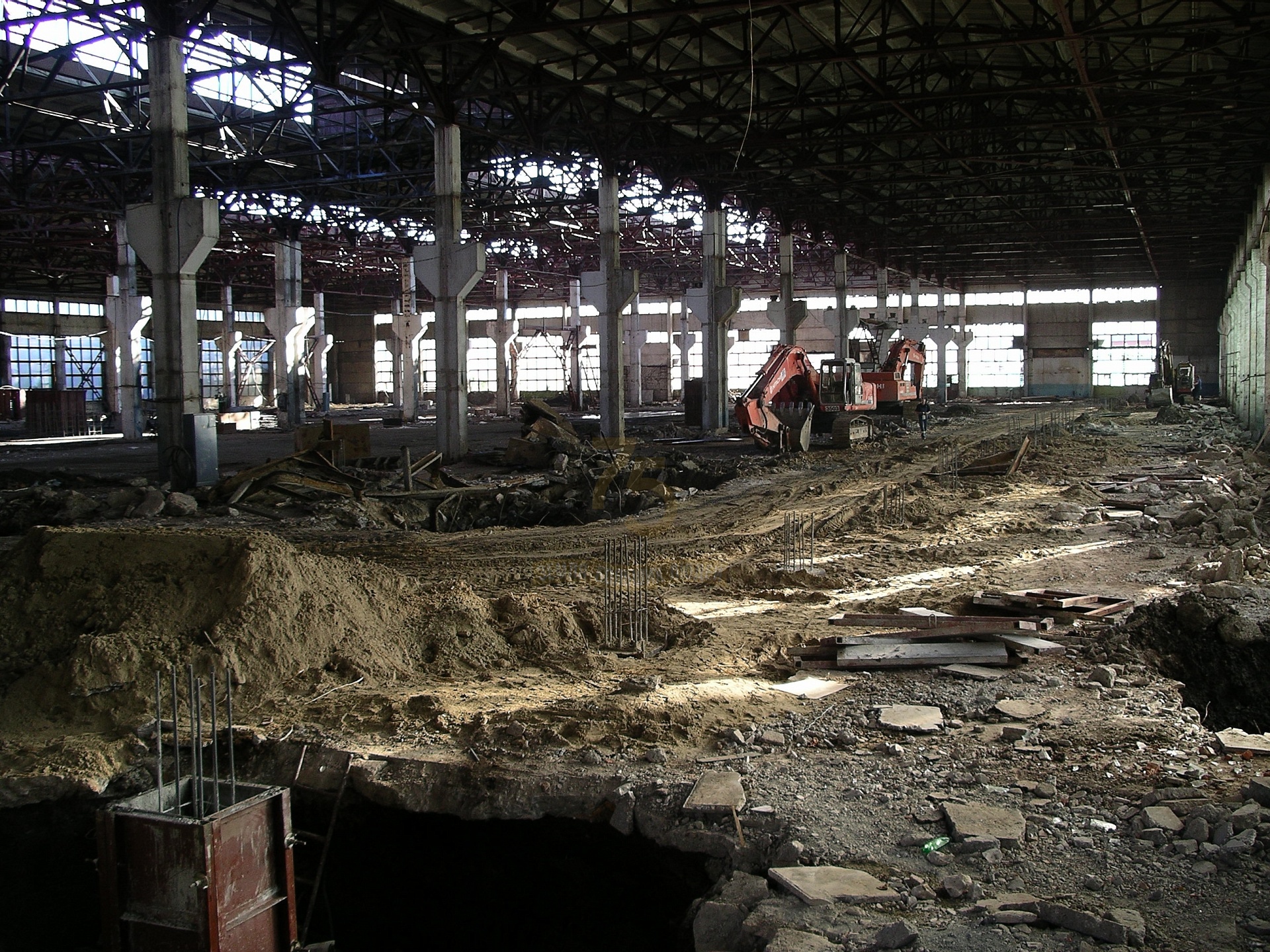 Самый новый и просторный цех завода «Строймаш» начал превращаться в торговый центр «Гудвин» летом 2004 года