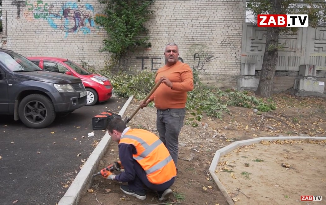 Строитель в Чите угрожал журналистам лопатой