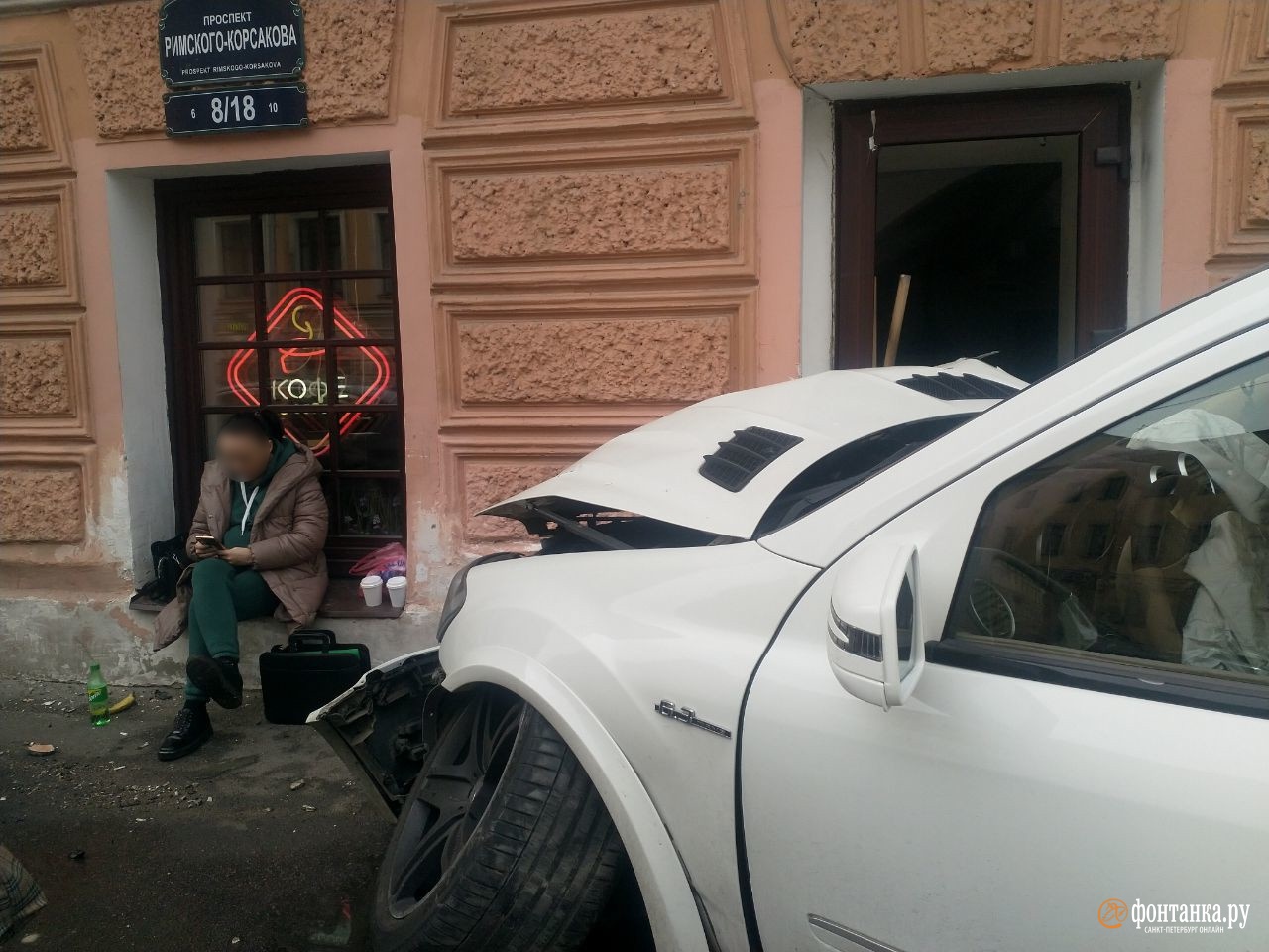 Mercedes приехал в булочную на Римского-Корсакова, уходя от полиции |  11.05.2022 | Санкт-Петербург - БезФормата