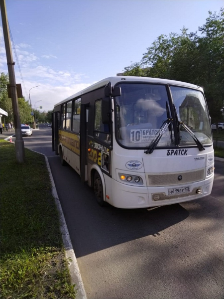Пенсионерка выпала из автобуса в Братске: у транспортного средства внезапно открылась задняя дверь