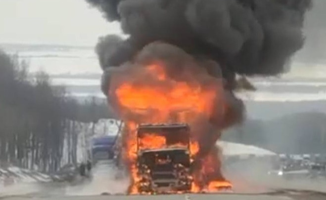На трассе в Татарстане полностью сгорела фура. Пришлось даже перекрыть движение