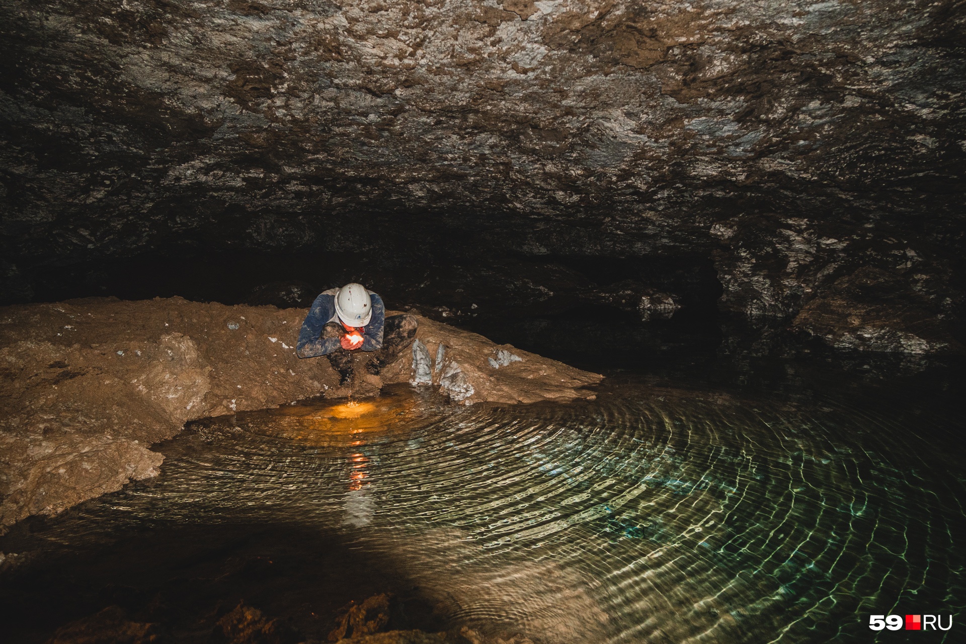 Вода в пещере очень чистая и вкусная