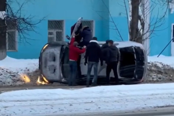 Вылезали через верх: в Ярославле на улице Чкалова перевернулась машина