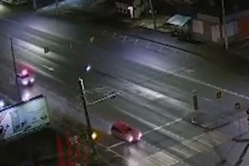 Угонявший от ГИБДД автомобиль за ночь устроил на Комсомольском проспекте две аварии