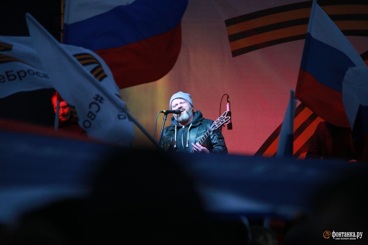В Петропавловской крепости прошёл патриотический рок-концерт. Туда шли не только любители тяжелой музыки