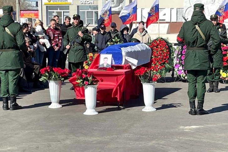 Прощание состоялось на площади села Целинное у обелиска воинам-героям Великой Отечественной войны Прощание состоялось на площади села Целинное у обелиска воинам-героям Великой Отечественной войны