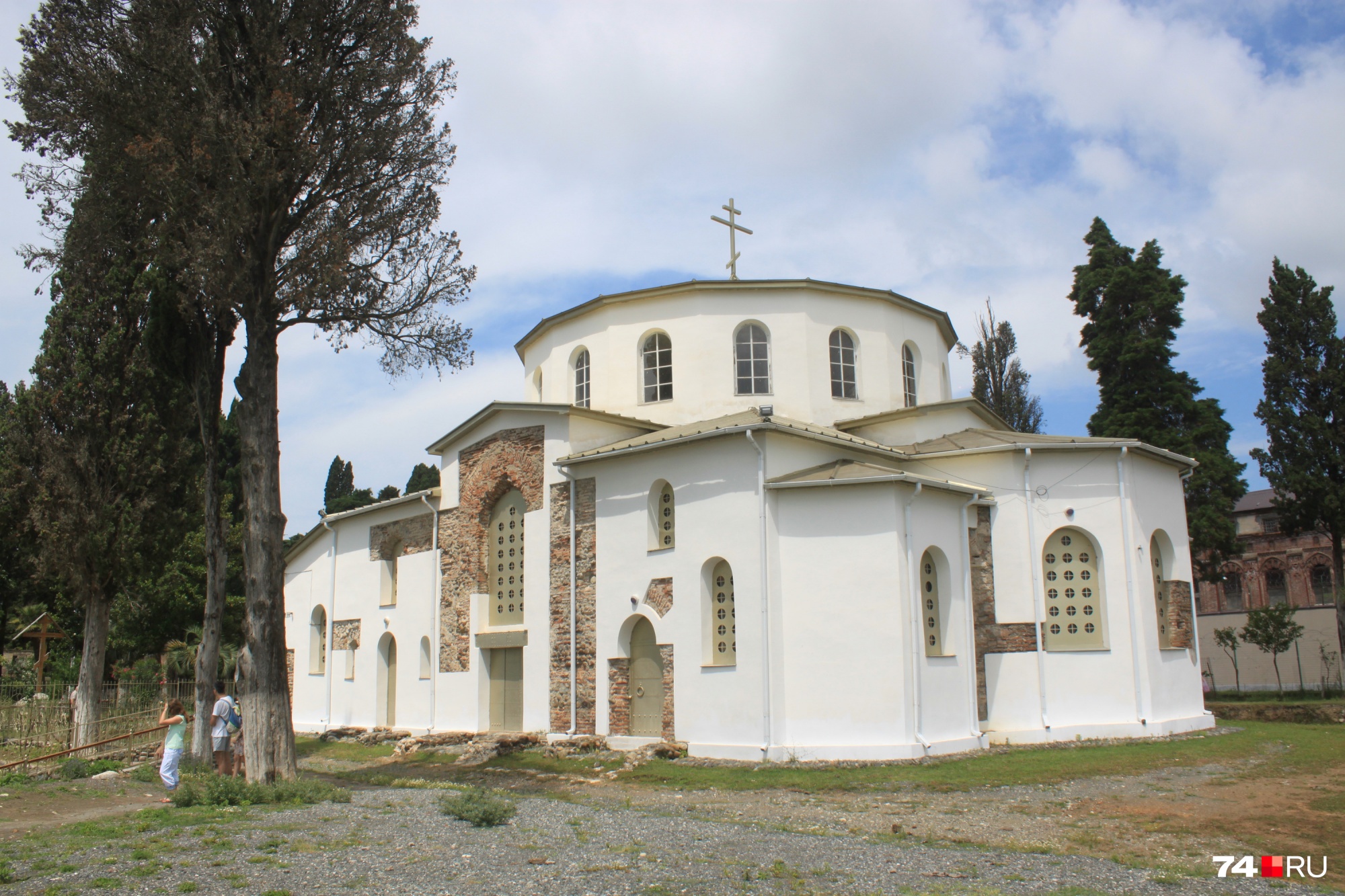Собор в селе Дранда построен в VI–VII веке, сейчас там продолжаются службы