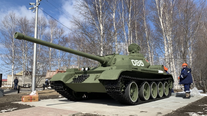На набережной Оби в Сургуте установили танк Т-55